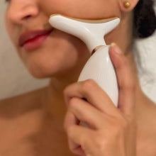 Cargar imagen en el visor de la galería, Masajeador de Cuello y Papada con Vibración – Relajación y Tonificación Facial

